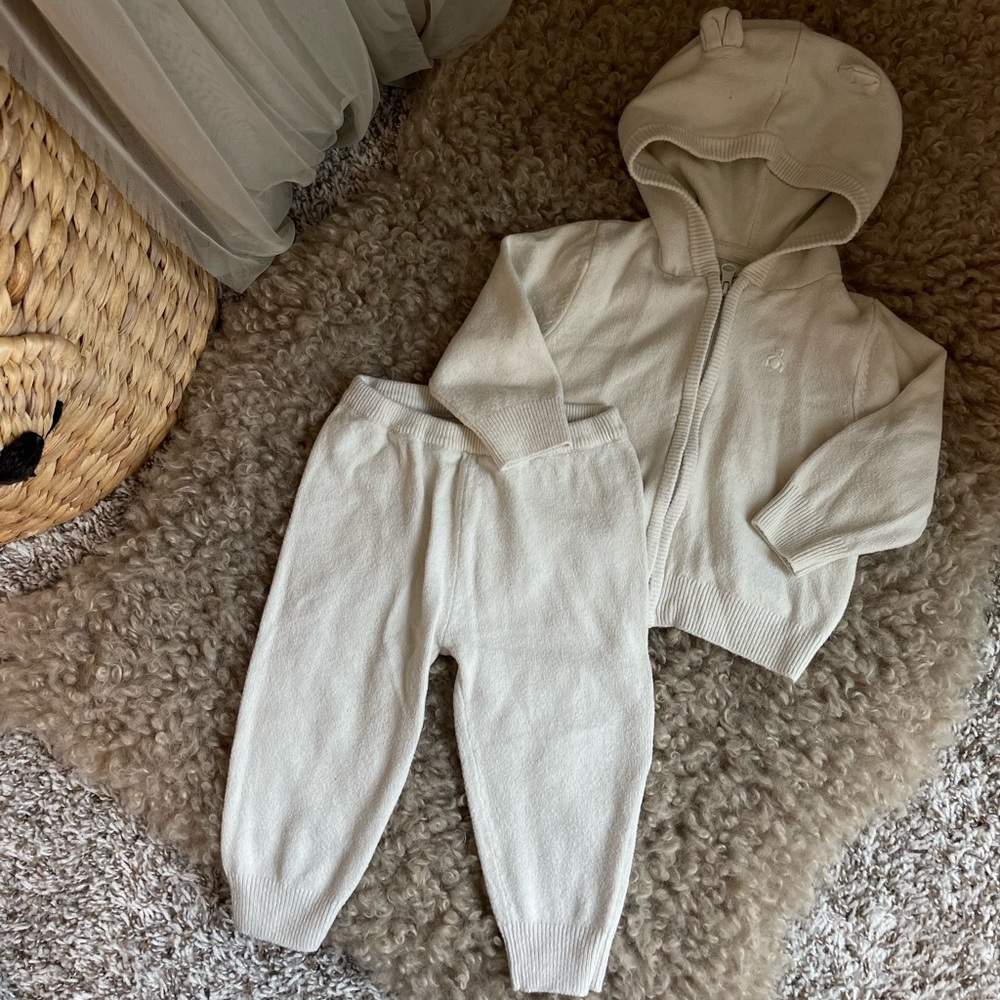 Baby Gap  neutral cream sets 12-18 months